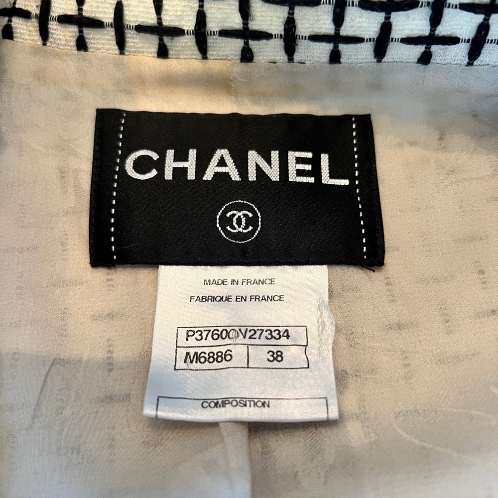 CHANEL Black and White Patterned Blazer - Picture 11 of 13